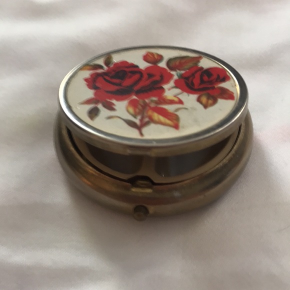 🌸NEW🌸 Vintage Pill Box - Picture 2 of 9